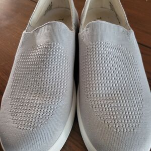 TRAQ by Alegria Womens Gray Slip-On Shoes,Size 10. Worn